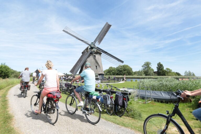 Fietsers onderweg tijdens de fietstocht voor Woord & Daad