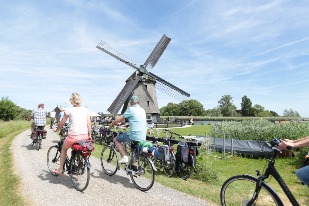 Fietsers onderweg tijdens de fietstocht voor Woord & Daad
